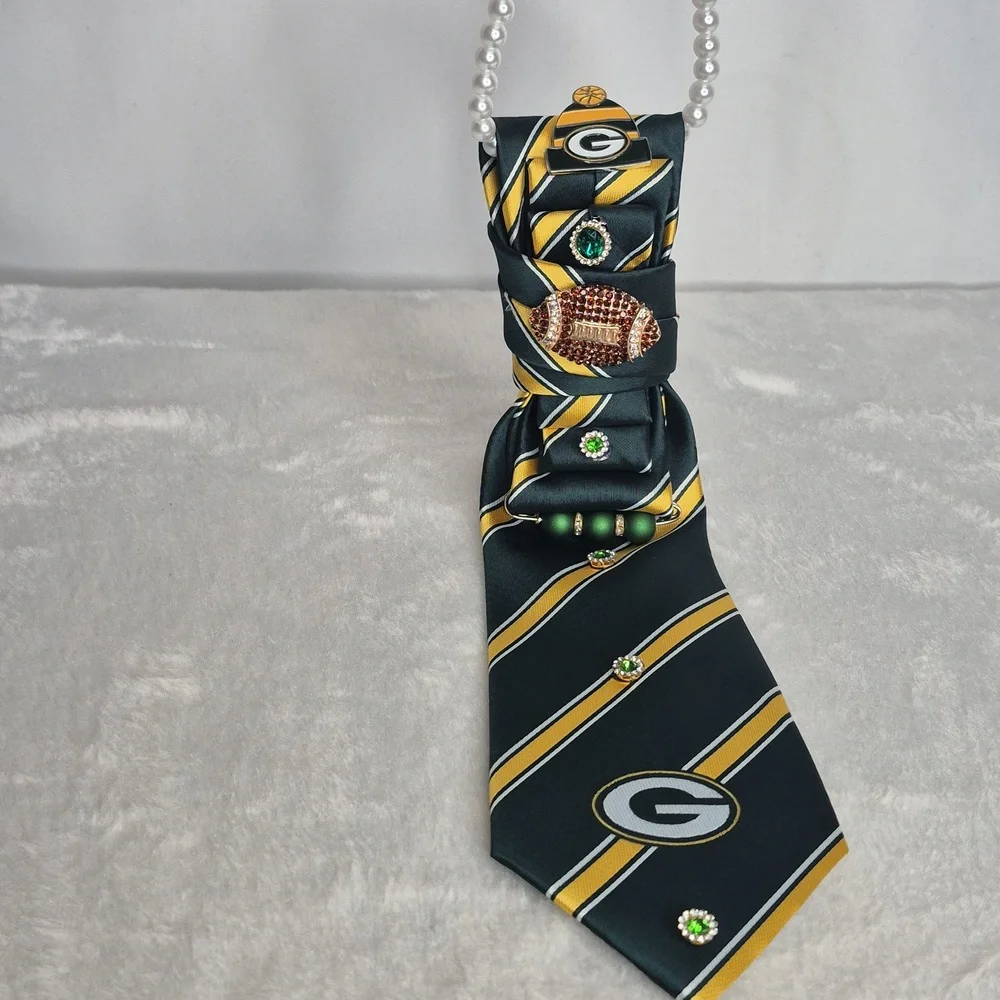 Handcrafted Luxury Fashion Necktie Necklace 📿 (PACKERS)